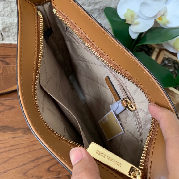 Michael Kors Connie LG NS Crossbody - Picture 3 of 6